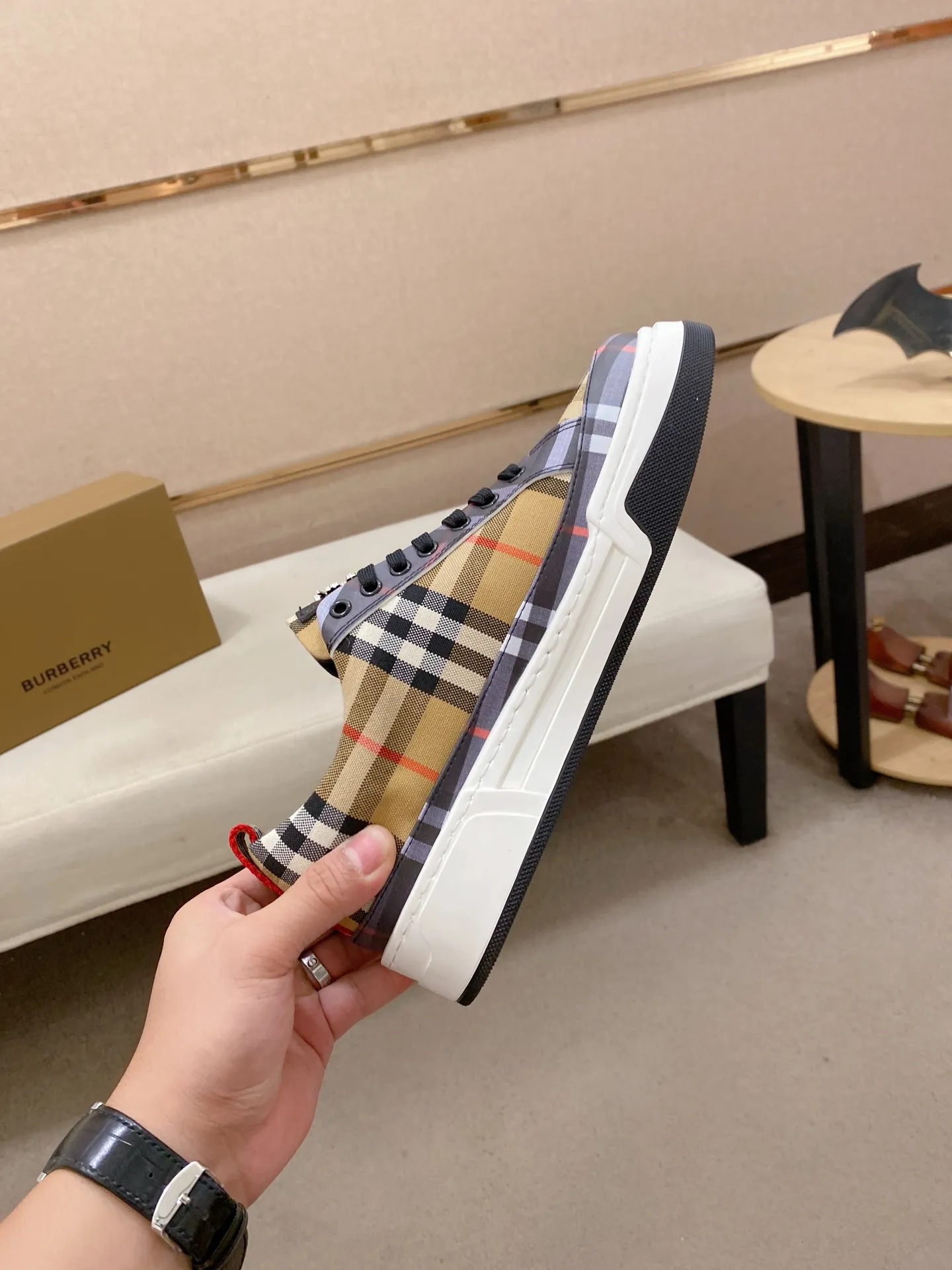 Men's shoes 💰: 420💰🇮🇹🇮🇹BURBERRY's top purchasing agents are available simultaneously at the counter. 🔍🔍On sale at the same time. Positive code number: 38-44 Italian imported first-layer cowhide with fabric. Fully imported sheepskin lining, sole: the original sole is specially provided by the original factory, the exclusive movable molded sole is super comfortable, the original factory follows the order, 🔍🔍high quality, you can go in and out of the counter at will, welcome to compare. Can be customized. 45 non-refundable